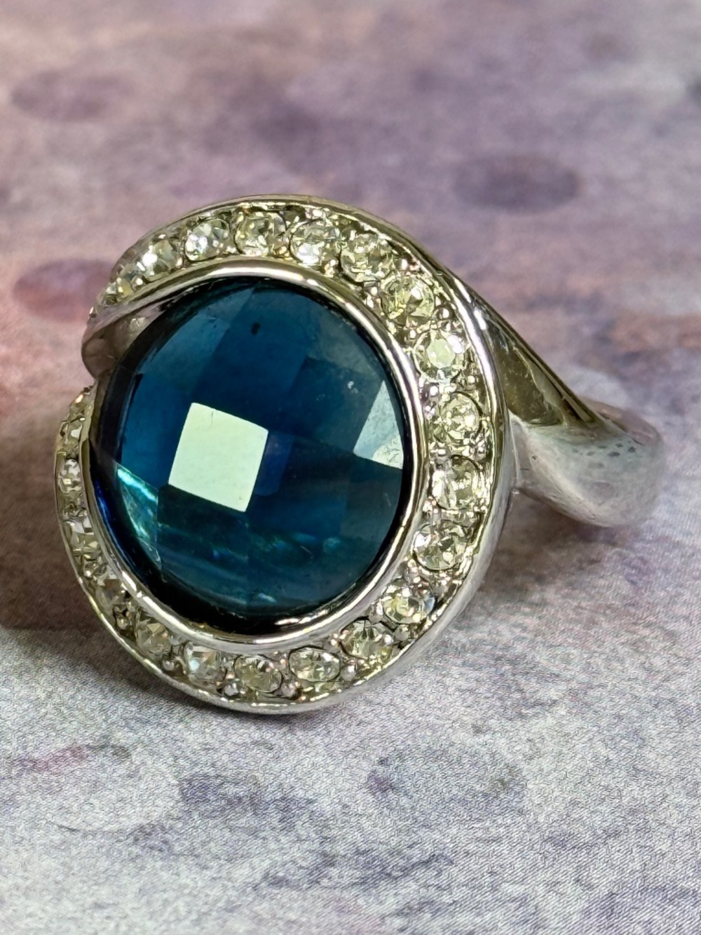 CAMILLE LUCIE Swirl Style Ring Central Blue and Small Clear Stones Silver (8)